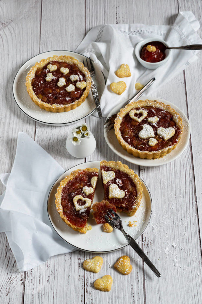 Rezept zum Backen. Starten mit wir die Rhabarbersaison mit dieser leckeren Tarte aus knusprigem Mürbteig und herbem Rhabarber. Die perfekte Kombination aus süß und sauer. Passt auch super zu Muttertag. Küchentraum & Purzelbaum