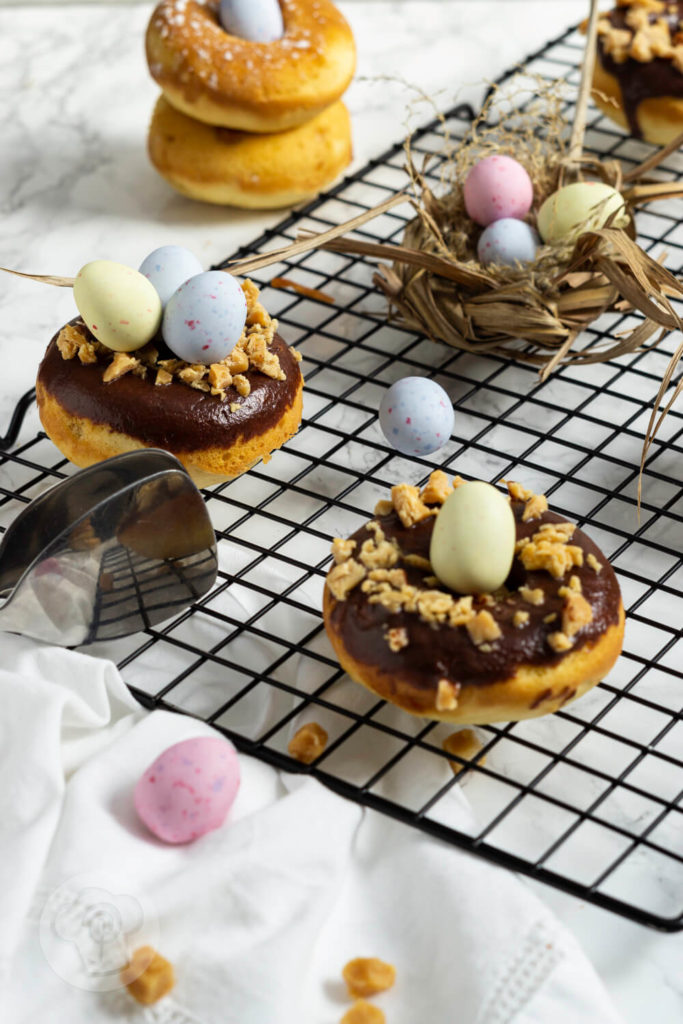 Rezept zum Backen: Mögt ihr Donuts und salted caramel? Dann sind diese Donuts aus dem Backofen mit Salzkaramell genau das Richtige für euch. Küchentraum & Purzelbaum