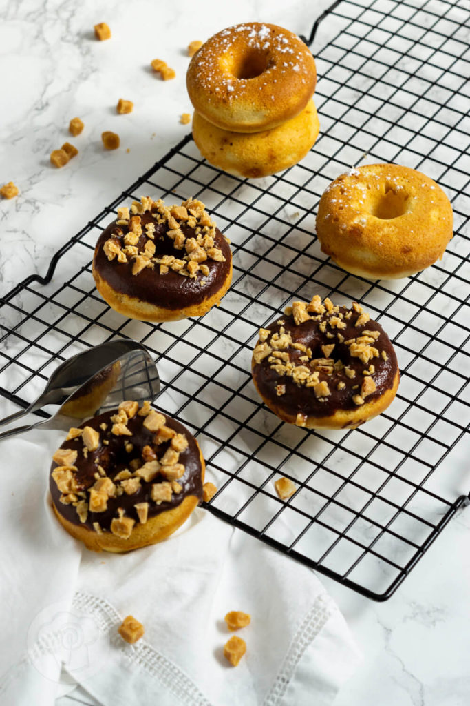 Rezept zum Backen: Mögt ihr Donuts und salted caramel? Dann sind diese Donuts aus dem Backofen mit Salzkaramell genau das Richtige für euch. Küchentraum & Purzelbaum