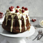 Rezept zum Backen. Schwarzwälder Kirsch Gugelhupf. Eine Neuinterpretation der klasischen Schwarzwälder Kirsch Torte. Probiert doch diesen einfachen und leckeren Kuchen mit Kirschen und weißer Schokoglasur einfach aus. Küchentraum & Purzelbaum