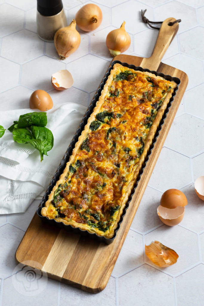 Einfache Gemüse Quiche aus Blattspinat und knusprigem Mürbteig. Ein schnelles und leckeres Rezept für den Frühling. Die Spinatquiche passt auch super zum Osterbrunch. Küchentraum & Purzelbaum