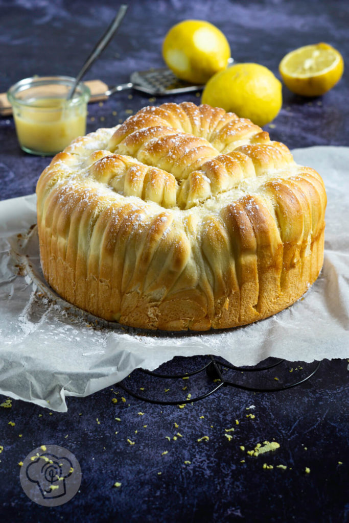 Rezept zum Backen: Hefezopf mal in einer anderen Form, nämlich als Wollknäuel Brot bzw. Woolroll bread. Gefüllt mit einem leckeren Lemon Curd ohne Ei. Diesen Foodtrend solltet ihr mal probieren! Küchentraum & Purzelbaum