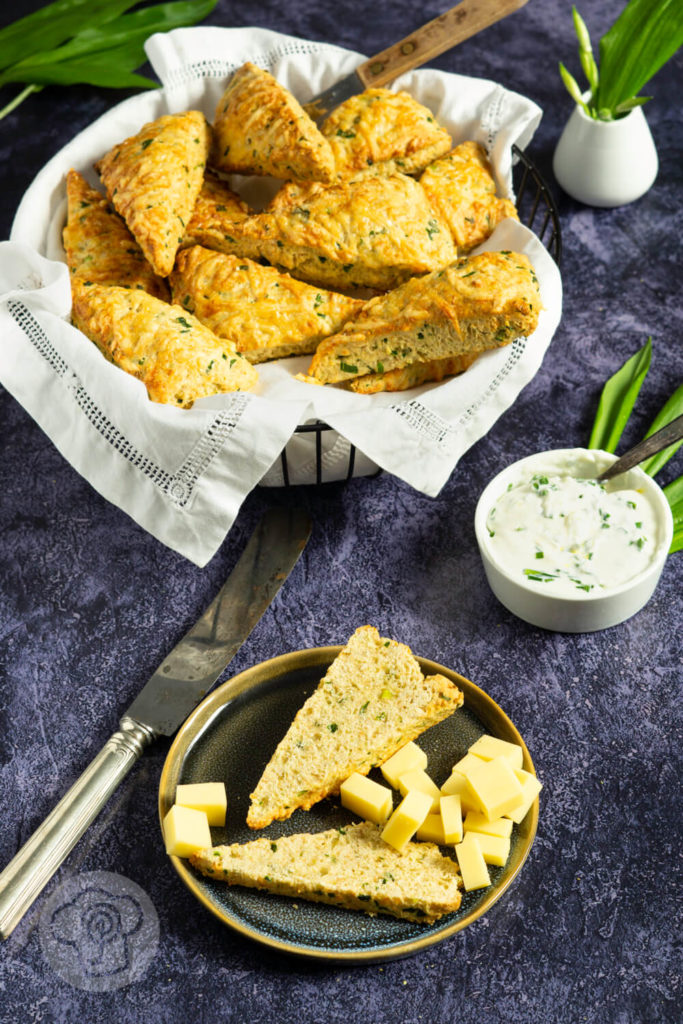 Rezept zum Backen. Dieses Bärlauch Rezept müsst ihr unbedingt ausprobieren. Die herzhaften Scones mit Bärlauch und Bergkäse sind super fürs Abendessen, zum Grillen oder für ein Picknick. Dazu passt Salat und Kräuterquark. Küchentraum & Purzelbaum