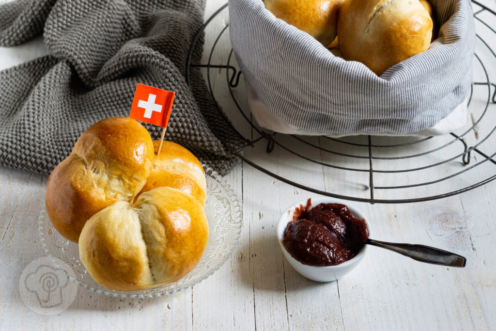 Rezept zum Backen. Diese klassischen schweizer Butterweggli müsst ihr unbedingt ausprobieren. Der Hefeteig ist schön fluffig und die Weggli erinnern an unsere deutschen Milchbrötchen. Küchentraum & Purzelbaum