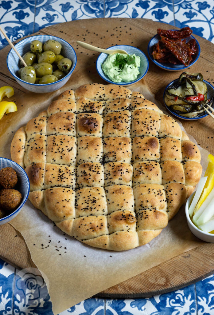 Rezept zum Backen. Dieses fluffige Fladenbrot ist die ideale Beilage zur Mezze. Ihr könnt es auch Füllen oder zum Grillen essen. Küchentraum & Purzelbaum