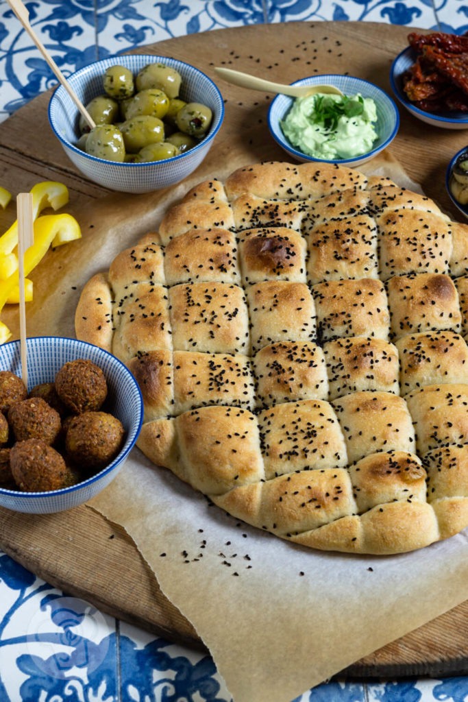 Rezept zum Backen. Dieses fluffige Fladenbrot ist die ideale Beilage zur Mezze. Ihr könnt es auch Füllen oder zum Grillen essen. Küchentraum & Purzelbaum