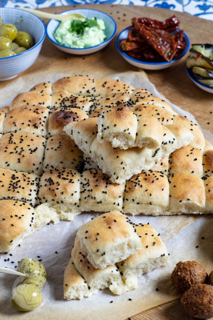 Rezept zum Backen. Dieses fluffige Fladenbrot ist die ideale Beilage zur Mezze. Ihr könnt es auch Füllen oder zum Grillen essen. Küchentraum & Purzelbaum