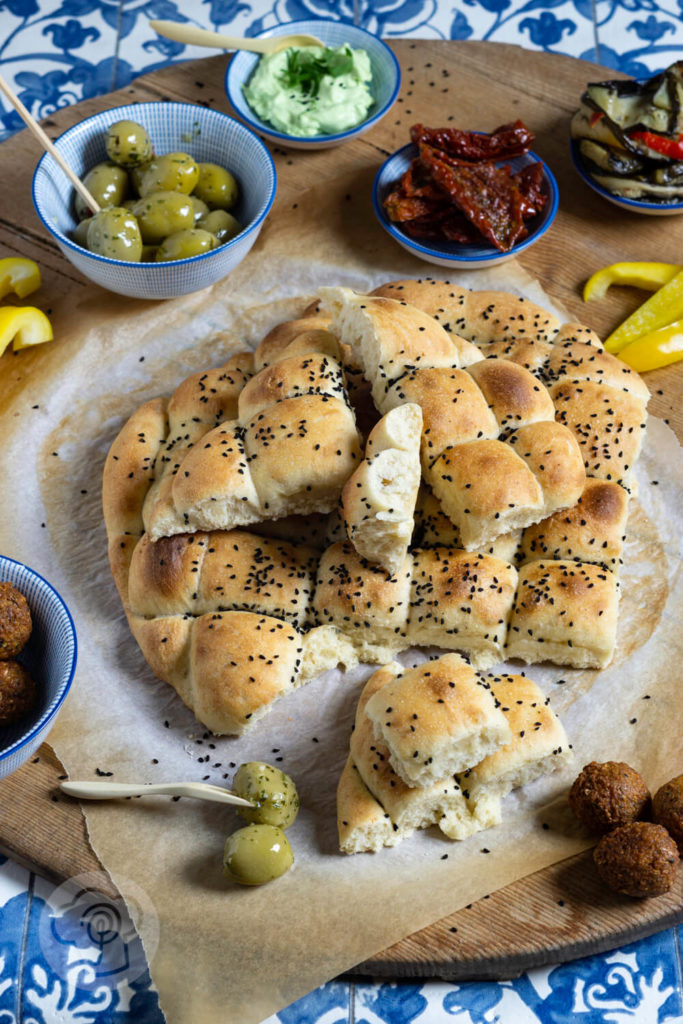 Rezept zum Backen. Dieses fluffige Fladenbrot ist die ideale Beilage zur Mezze. Ihr könnt es auch Füllen oder zum Grillen essen. Küchentraum & Purzelbaum