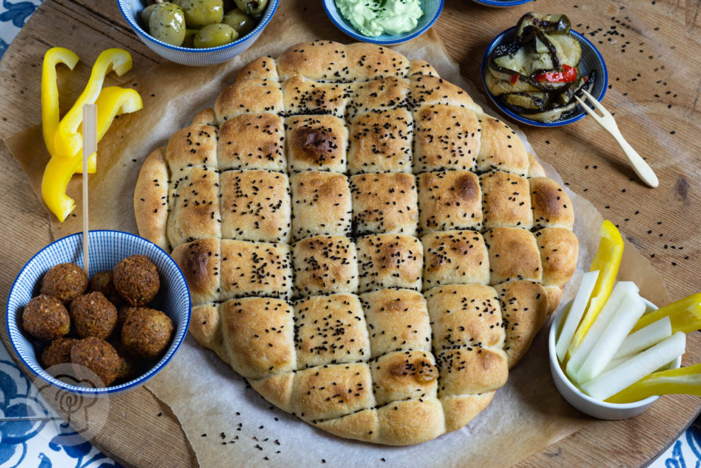 Rezept zum Backen. Dieses fluffige Fladenbrot ist die ideale Beilage zur Mezze. Ihr könnt es auch Füllen oder zum Grillen essen. Küchentraum & Purzelbaum