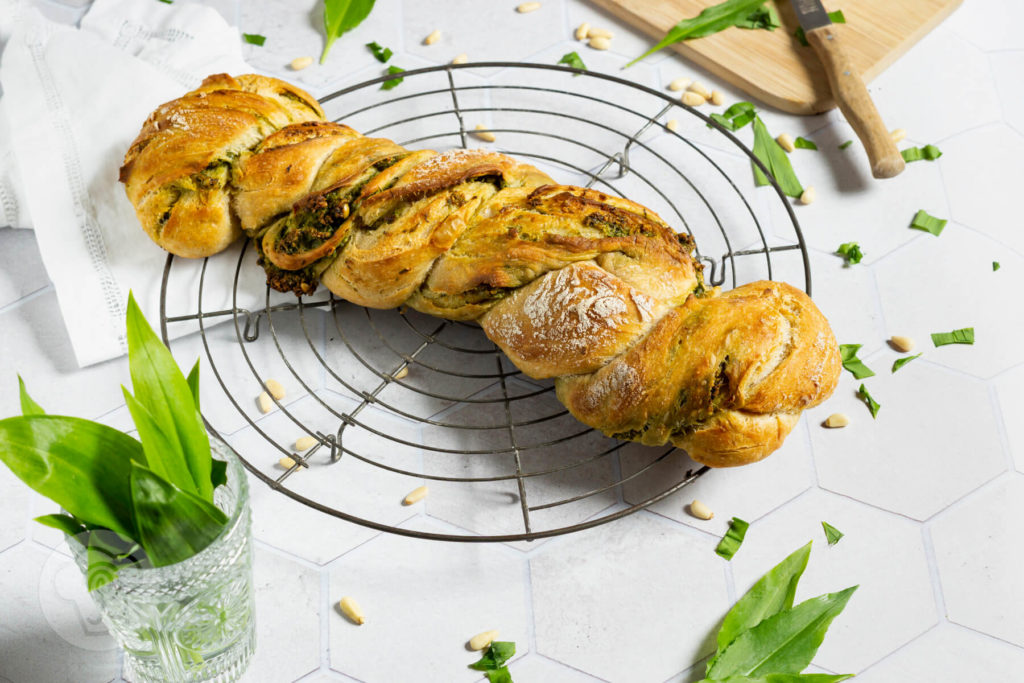 Rezept zum Backen. Herzhafter Bärlauch Brioche-Hefezopf mit veganem Bärlauchpesto. Das Brot auf leckerem Hefeteig schmeckt nicht nur zum Grillen toll. Küchentraum & Purzelbaum