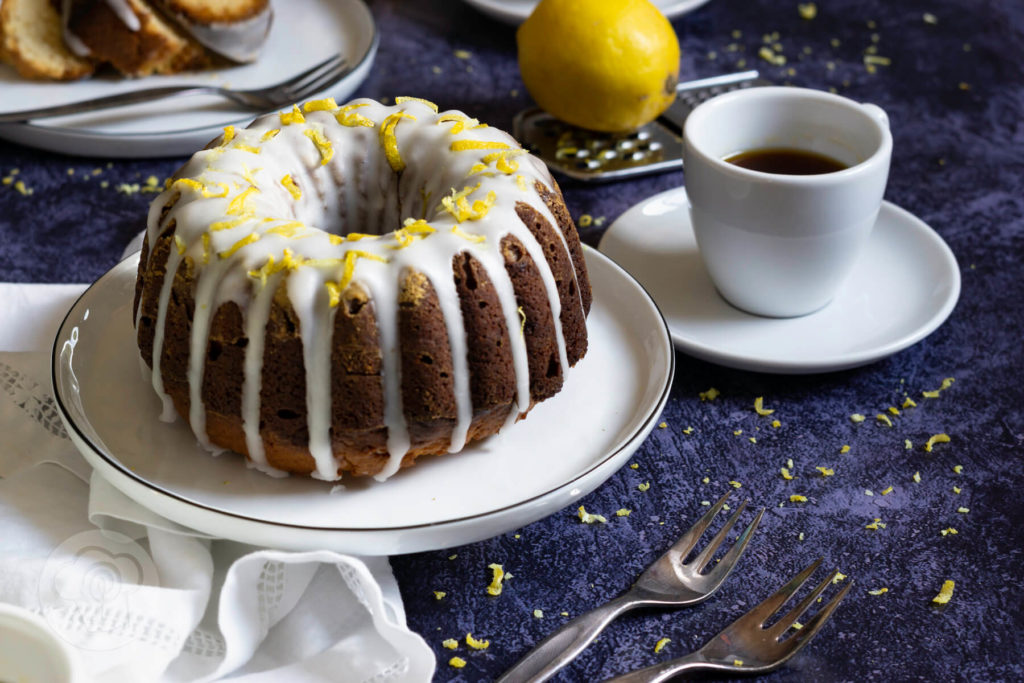 Rezept zum Backen. Fruchtig frischer Gugelhupf mit Lemon Curd und Zitronensaft. So könnt ihr euch den Geschmack des Sommers ganz einfach nach Hause holen. Küchentraum & Purzelbaum