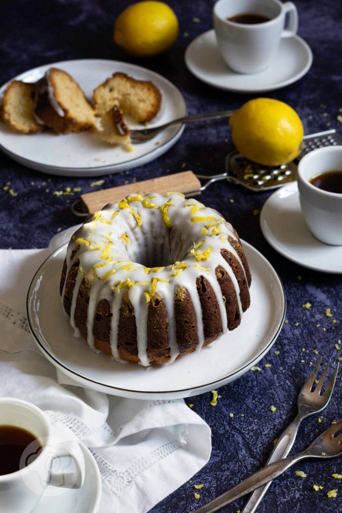 Rezept zum Backen. Fruchtig frischer Gugelhupf mit Lemon Curd und Zitronensaft. So könnt ihr euch den Geschmack des Sommers ganz einfach nach Hause holen. Küchentraum & Purzelbaum