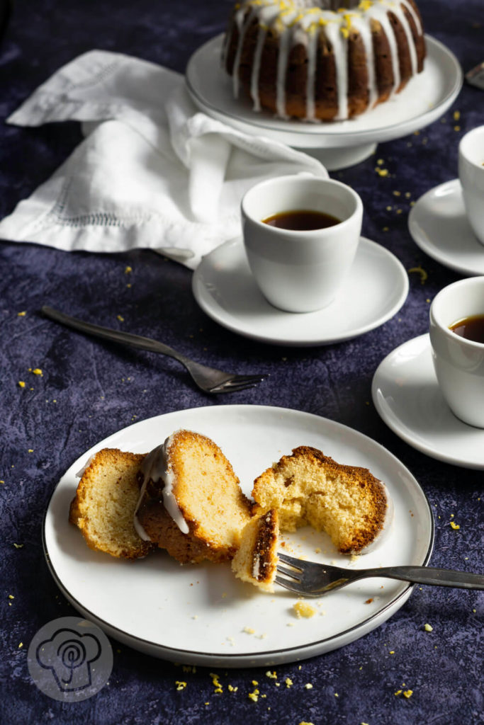 Rezept zum Backen. Fruchtig frischer Gugelhupf mit Lemon Curd und Zitronensaft. So könnt ihr euch den Geschmack des Sommers ganz einfach nach Hause holen. Küchentraum & Purzelbaum