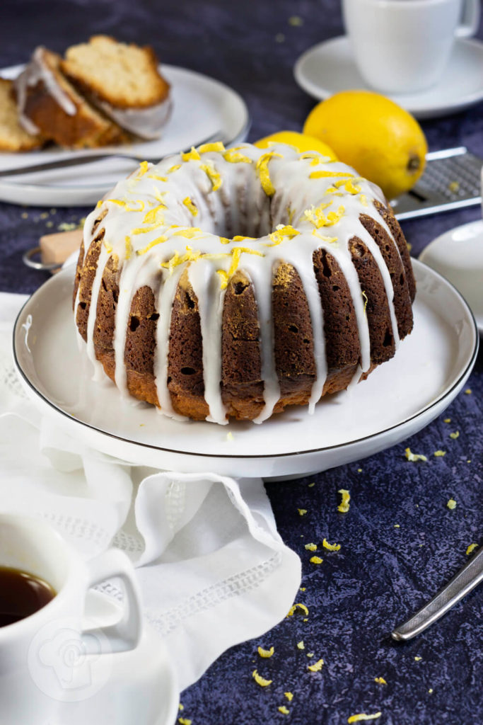 Rezept zum Backen. Fruchtig frischer Gugelhupf mit Lemon Curd und Zitronensaft. So könnt ihr euch den Geschmack des Sommers ganz einfach nach Hause holen. Küchentraum & Purzelbaum