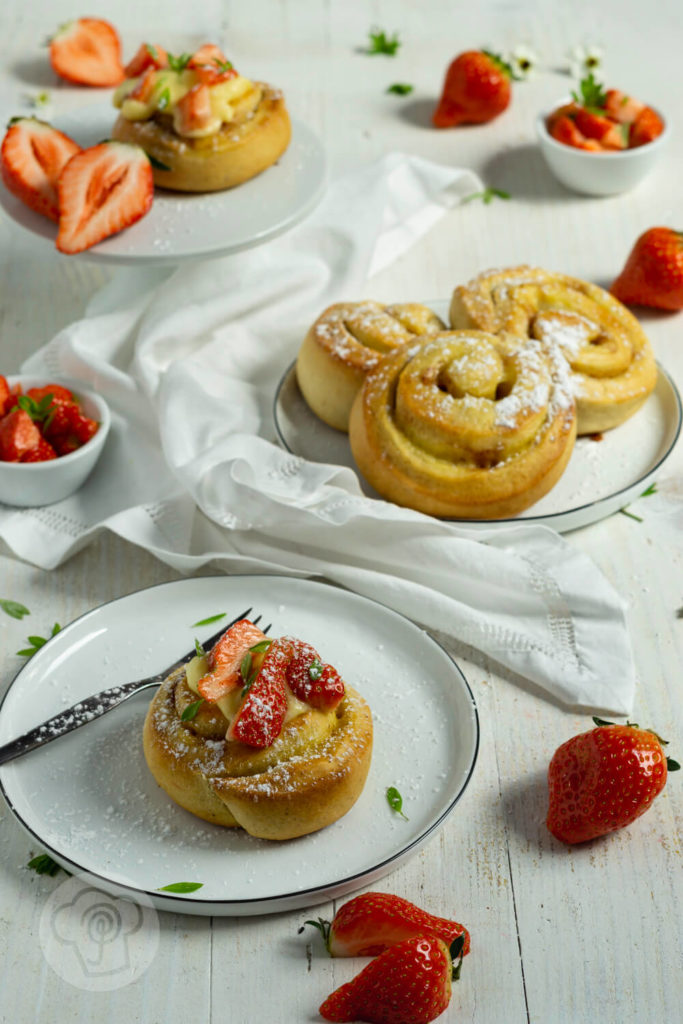 Rezept zum Backen. Fluffige Puddingschnecken aus Hefeteig mit Vanille und Erdbeeren. Dazu ein leckeres Erdbeerragout mit Waldmeister. Perfekt zu Muttertag oder einfach so. Der Teig kann am Vorabend zubereitet werden und dann im Kühlschrank über Nacht gehen. Küchentraum & Purzelbaum