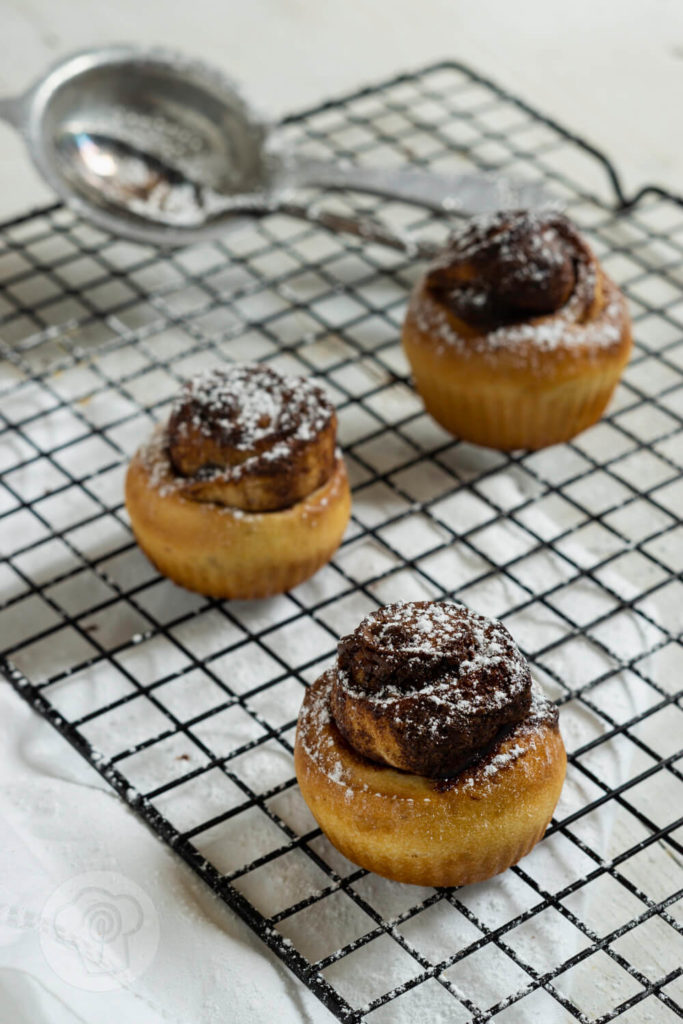 Rezept zum Backen. Süße Hefeschnecken in Muffinform mit Nutella. Diese leckeren Schnecken aus fluffigem Hefeteig mit einer feinen Schokofüllung müsst ihr ausprobieren. Küchentraum & Purzelbaum
