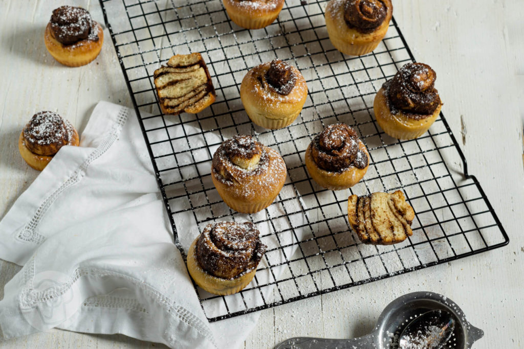 Rezept zum Backen. Süße Hefeschnecken in Muffinform mit Nutella. Diese leckeren Schnecken aus fluffigem Hefeteig mit einer feinen Schokofüllung müsst ihr ausprobieren. Küchentraum & Purzelbaum