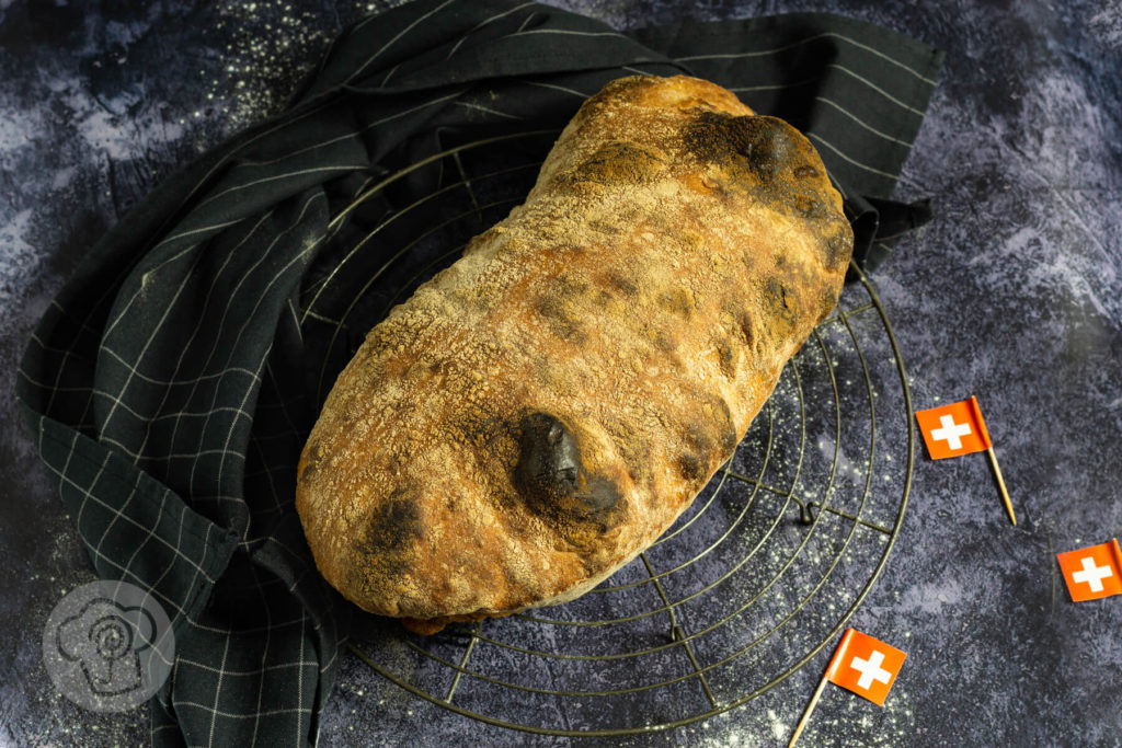 Rezept zum Backen. Dieses tolle und luftige Solothurner Brot müsst ihr unbedingt mal probieren. Durch Sauerteig wird es schön aromatisch. Typisch für das Brot ist die Kropfbildung an der Seite. Erfahrt außerdem, was Solothurn mit der Zahl 11 zu tun hat. Küchentraum & Purzelbaum