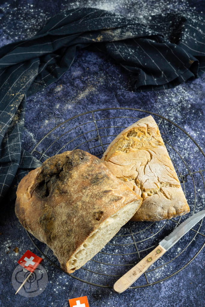 Rezept zum Backen. Dieses tolle und luftige Solothurner Brot müsst ihr unbedingt mal probieren. Durch Sauerteig wird es schön aromatisch. Typisch für das Brot ist die Kropfbildung an der Seite. Erfahrt außerdem, was Solothurn mit der Zahl 11 zu tun hat. Küchentraum & Purzelbaum