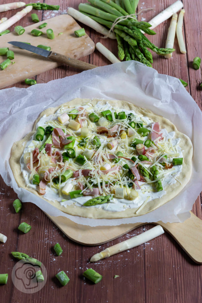 Rezept zum Backen. Diese Pizza Bianca mit Spargel musst du unbedingt ausprobieren. Sie ist eine tolle Alternative zur normalen Pizza und mit meinem Rezept für den perfekten Pizzateig ist das Arbeiten mit Hefeteig kein Problem mehr. Küchentraum & Purzelbaum