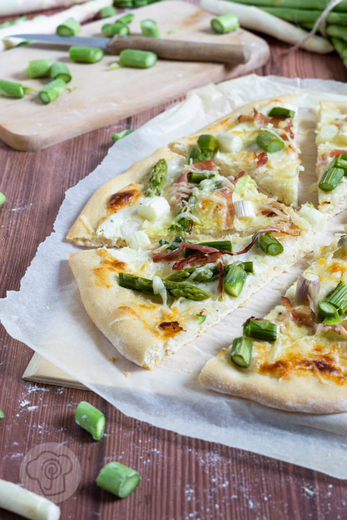 Rezept zum Backen. Diese Pizza Bianca mit Spargel musst du unbedingt ausprobieren. Sie ist eine tolle Alternative zur normalen Pizza und mit meinem Rezept für den perfekten Pizzateig ist das Arbeiten mit Hefeteig kein Problem mehr. Küchentraum & Purzelbaum