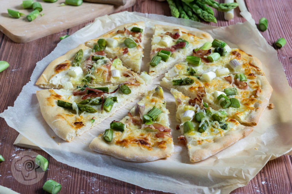 Rezept zum Backen. Diese Pizza Bianca mit Spargel musst du unbedingt ausprobieren. Sie ist eine tolle Alternative zur normalen Pizza und mit meinem Rezept für den perfekten Pizzateig ist das Arbeiten mit Hefeteig kein Problem mehr. Küchentraum & Purzelbaum