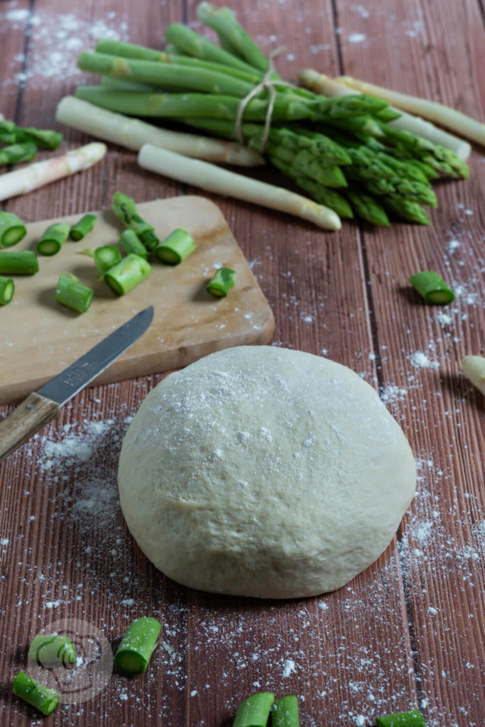 Rezept zum Backen. Diese Pizza Bianca mit Spargel musst du unbedingt ausprobieren. Sie ist eine tolle Alternative zur normalen Pizza und mit meinem Rezept für den perfekten Pizzateig ist das Arbeiten mit Hefeteig kein Problem mehr. Küchentraum & Purzelbaum