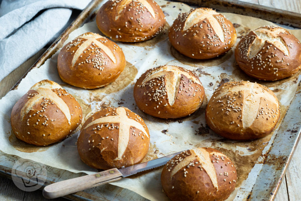 Rezept zum Backen. Diese fluffigen Dinkel Laugenbrötchen schmecken wie vom Handwerksbäcker. Mit meinem einfachen Rezept für Hefeteig dass es nicht schwer ist, selbst gutes Laugengebäck mit Dinkel zu backen. Küchentraum & Purzelbaum