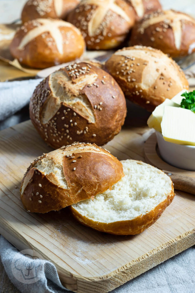 Rezept zum Backen. Diese fluffigen Dinkel Laugenbrötchen schmecken wie vom Handwerksbäcker. Mit meinem einfachen Rezept für Hefeteig dass es nicht schwer ist, selbst gutes Laugengebäck mit Dinkel zu backen. Küchentraum & Purzelbaum