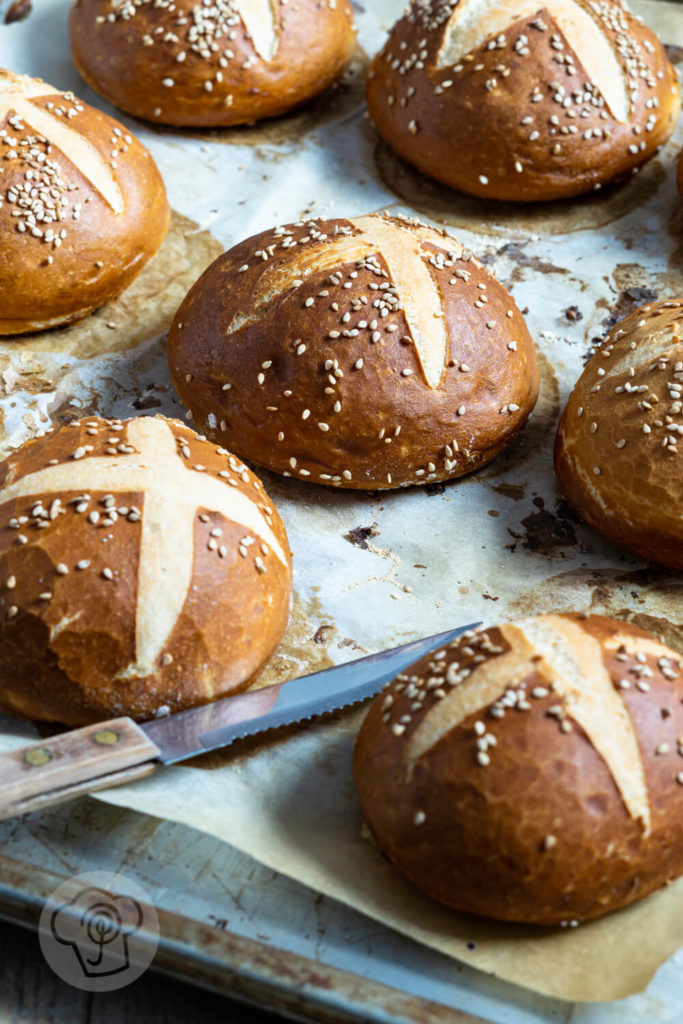 Rezept zum Backen. Diese fluffigen Dinkel Laugenbrötchen schmecken wie vom Handwerksbäcker. Mit meinem einfachen Rezept für Hefeteig dass es nicht schwer ist, selbst gutes Laugengebäck mit Dinkel zu backen. Küchentraum & Purzelbaum