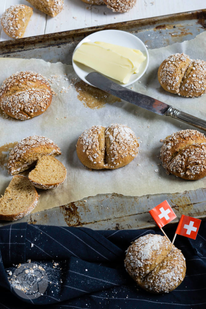 Rezept zum Backen. Vollwertige Dinkelvollkorn Weggli. Diese leckeren Brötchen mit Hefeteig sind einfach zu machen und schmecken der ganzen Familie. Ein weiterer Pluspunkt: Sie sind nicht nur lecker, sondern auch gesund. Küchentraum & Purzelbaum