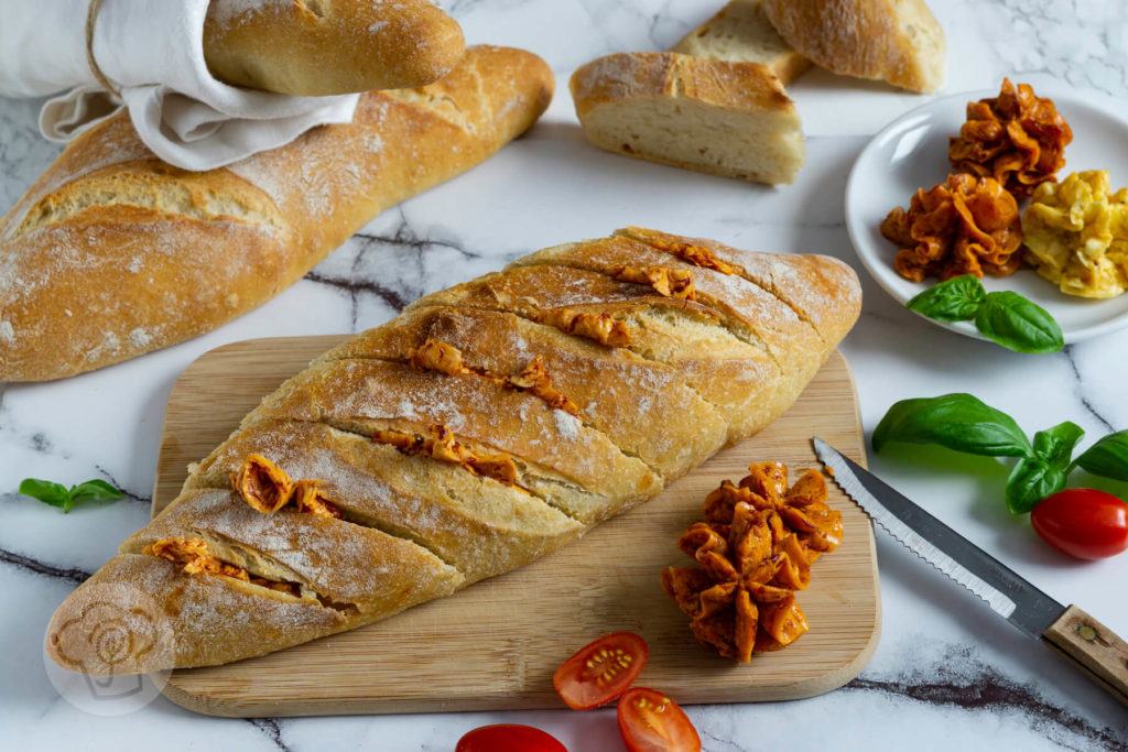 Rezept zum Backen. Das Dinkel Baguette passt hervorragend als Brot zum Grillen. Zusammen mit leckerer Grillbutter hast du eine tolle Alternative zu Kräuter- und Knoblauchbaguette. Küchentraum & Purzelbaum