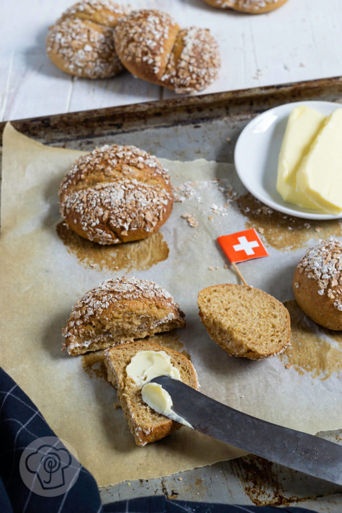 Rezept zum Backen. Vollwertige Dinkelvollkorn Weggli. Diese leckeren Brötchen mit Hefeteig sind einfach zu machen und schmecken der ganzen Familie. Ein weiterer Pluspunkt: Sie sind nicht nur lecker, sondern auch gesund. Küchentraum & Purzelbaum