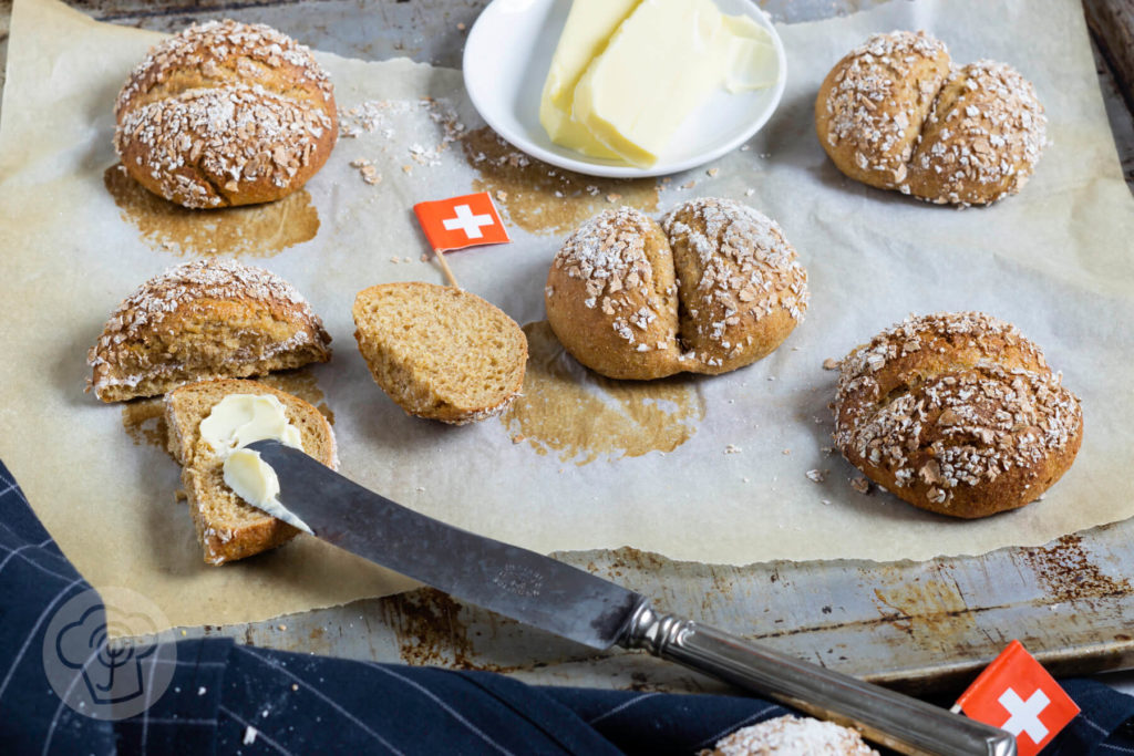 Rezept zum Backen. Vollwertige Dinkelvollkorn Weggli. Diese leckeren Brötchen mit Hefeteig sind einfach zu machen und schmecken der ganzen Familie. Ein weiterer Pluspunkt: Sie sind nicht nur lecker, sondern auch gesund. Küchentraum & Purzelbaum