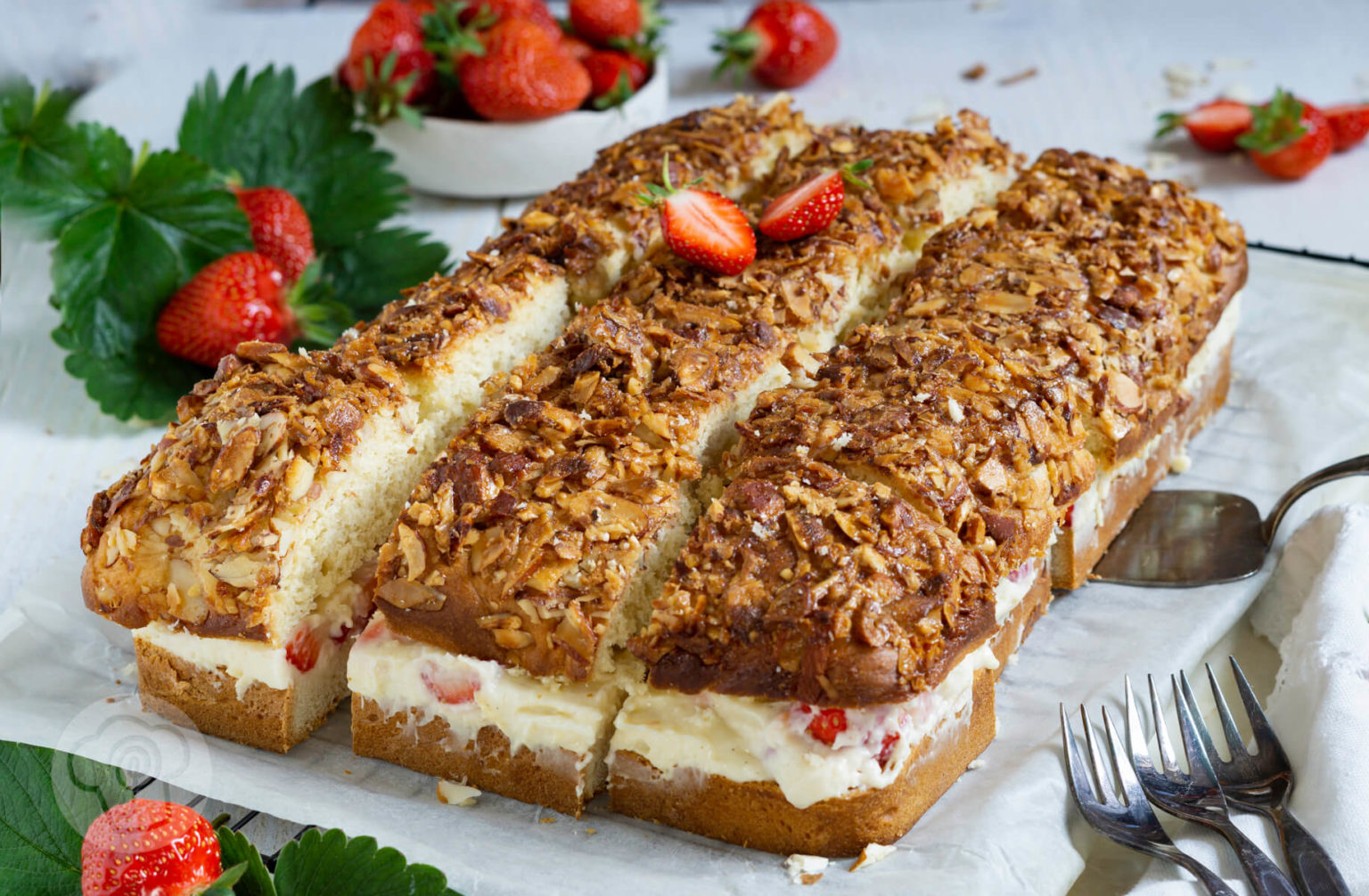 Bienenstich mit Erdbeeren - Küchentraum &amp; Purzelbaum