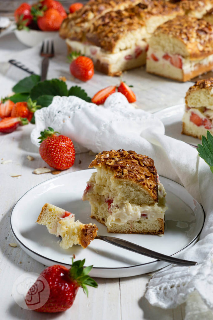 Bienenstich mit Erdbeeren - Küchentraum &amp; Purzelbaum