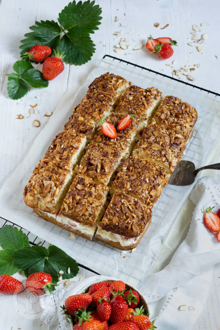 Bienenstich mit Erdbeeren - Küchentraum &amp; Purzelbaum