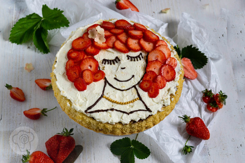 Rezept zum Backen. Diese fruchtige Torte mit Gesicht und lockerem Biskuit zaubert deinen Gästen garantiert ein Lächeln ins Gesicht. Zusammen mit Schokolade und Sahne entsteht eine schnelle und einfache Erdbeertorte. Küchentraum & Purzelbaum