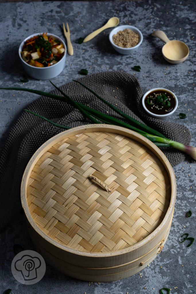 Bao Buns sind gedämpfte asisatische Teigtaschen, die als Grundlage für den Gua Bao Burger dienen. Ich zeige dir hier, wie du die leckeren Brötchen ganz einfach selber machen kannst um daraus einen vegetarischen Burger zu zaubern. Küchentraum & Purzelbaum
