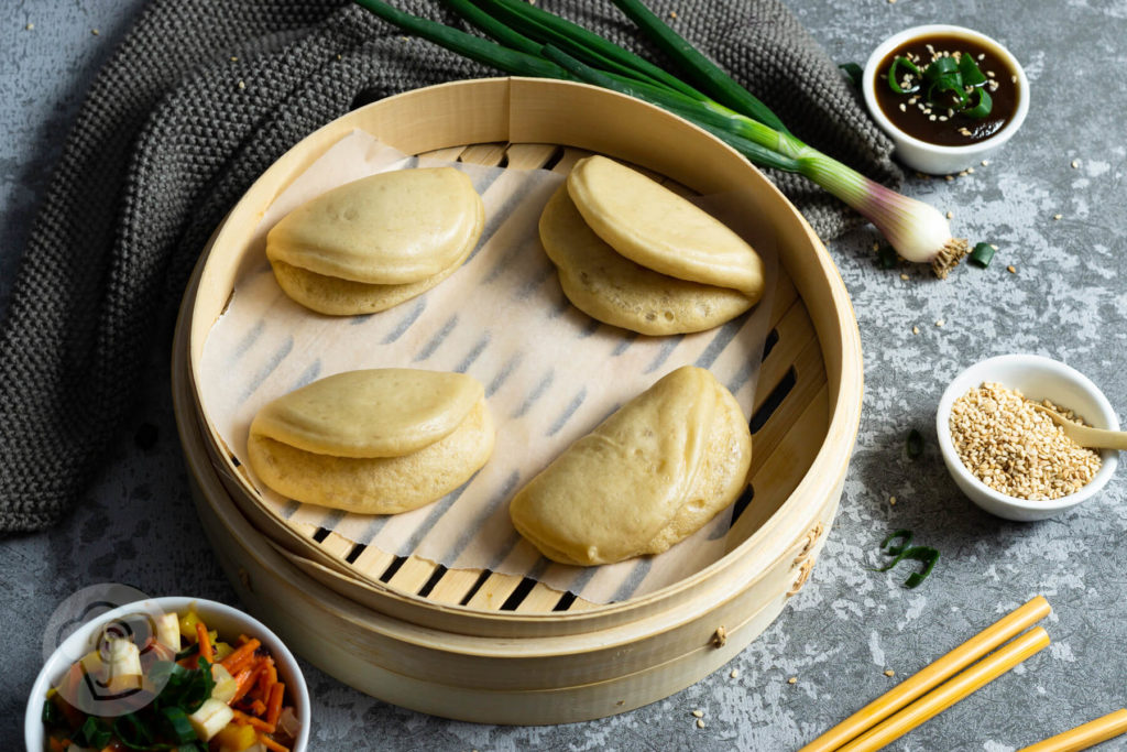 Bao Buns sind gedämpfte asisatische Teigtaschen, die als Grundlage für den Gua Bao Burger dienen. Ich zeige dir hier, wie du die leckeren Brötchen ganz einfach selber machen kannst um daraus einen vegetarischen Burger zu zaubern. Küchentraum & Purzelbaum