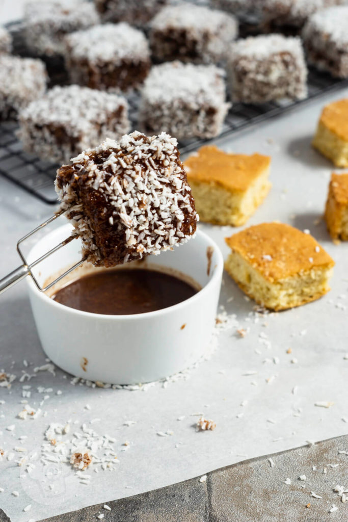 Rezept zum Backen. Einfaches Rezept für leckere Lamingtons. Diese kleinen Kuchenwürfel mit Schokoglasur und Kokos musst du probieren. Hol dir ein Stück Australien nach Hause. Hier in Europa kennt man sie auch als Kokoswürfel und Cupavci. Küchentraum & Purzelbaum