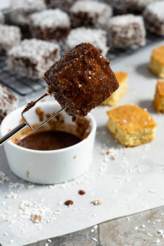 Rezept zum Backen. Einfaches Rezept für leckere Lamingtons. Diese kleinen Kuchenwürfel mit Schokoglasur und Kokos musst du probieren. Hol dir ein Stück Australien nach Hause. Hier in Europa kennt man sie auch als Kokoswürfel und Cupavci. Küchentraum & Purzelbaum