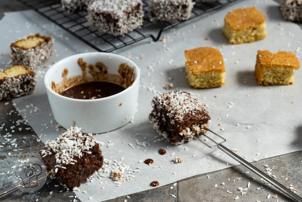 Rezept zum Backen. Einfaches Rezept für leckere Lamingtons. Diese kleinen Kuchenwürfel mit Schokoglasur und Kokos musst du probieren. Hol dir ein Stück Australien nach Hause. Hier in Europa kennt man sie auch als Kokoswürfel und Cupavci. Küchentraum & Purzelbaum