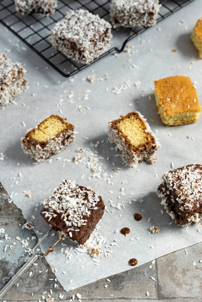 Rezept zum Backen. Einfaches Rezept für leckere Lamingtons. Diese kleinen Kuchenwürfel mit Schokoglasur und Kokos musst du probieren. Hol dir ein Stück Australien nach Hause. Hier in Europa kennt man sie auch als Kokoswürfel und Cupavci. Küchentraum & Purzelbaum