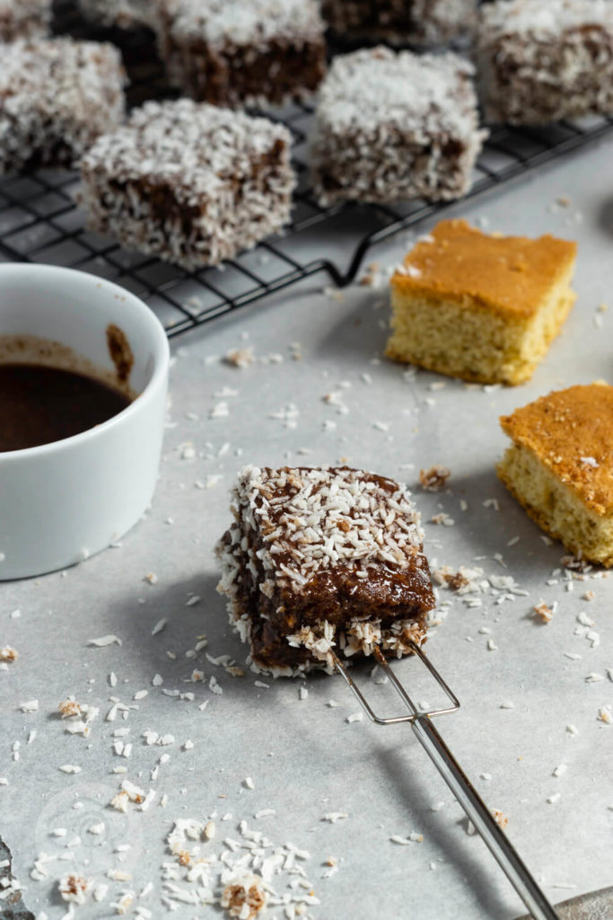 Rezept zum Backen. Einfaches Rezept für leckere Lamingtons. Diese kleinen Kuchenwürfel mit Schokoglasur und Kokos musst du probieren. Hol dir ein Stück Australien nach Hause. Hier in Europa kennt man sie auch als Kokoswürfel und Cupavci. Küchentraum & Purzelbaum