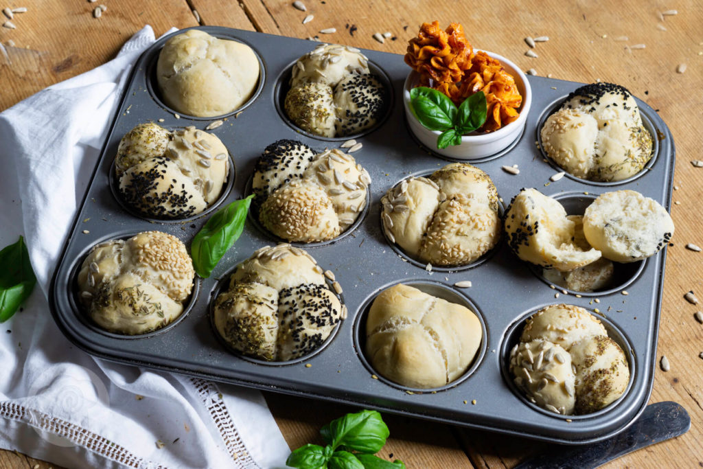 Rezept zum Backen. Herzhafte Monkey Bread Muffins mit Saaten. Perfekt zum Grillen oder wenn Gäste kommen. Diese Brötchen musst du ausprobieren. Küchentraum & Purzelbaum