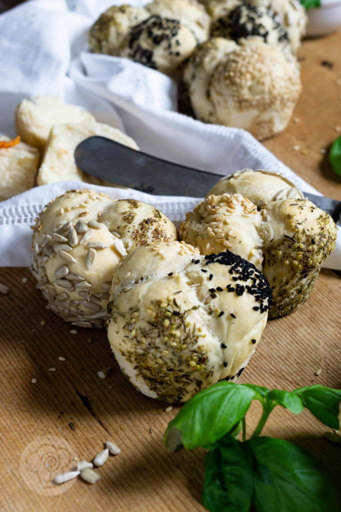 Rezept zum Backen. Herzhafte Monkey Bread Muffins mit Saaten. Perfekt zum Grillen oder wenn Gäste kommen. Diese Brötchen musst du ausprobieren. Küchentraum & Purzelbaum