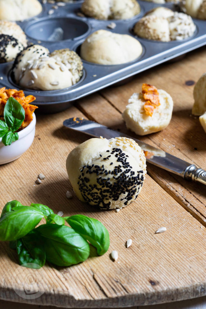 Rezept zum Backen. Herzhafte Monkey Bread Muffins mit Saaten. Perfekt zum Grillen oder wenn Gäste kommen. Diese Brötchen musst du ausprobieren. Küchentraum & Purzelbaum