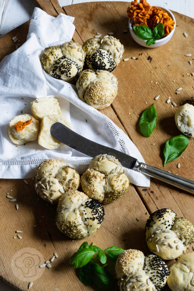 Rezept zum Backen. Herzhafte Monkey Bread Muffins mit Saaten. Perfekt zum Grillen oder wenn Gäste kommen. Diese Brötchen musst du ausprobieren. Küchentraum & Purzelbaum