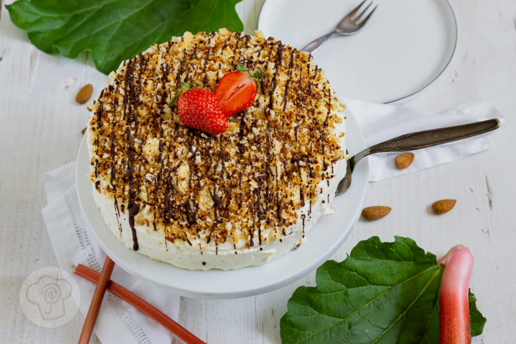 Rezept zum Backen. Rhabarbertorte mit Streuseln. Tolle Kombination aus säuerlichem Rhabarber und luftigem Biskuit und Sahne. Getoppt von knusprigen Streuseln. Diese Rhabarberstreuseltorte musst du probieren. Küchentraum & Purzelbaum